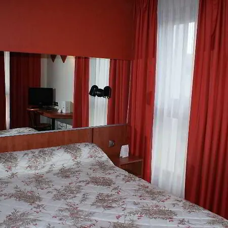 מלון Inter-hotel Toulouse Aeroport 3*